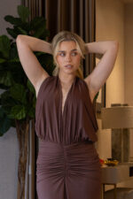 VESTIDO LONGO CASTANHO DRAPEADO LANÇA PERFUME - Image 4