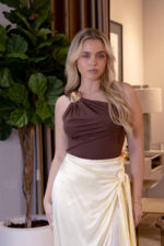 BODY CASTANHO COM DRAPEADO E APLICAÇÃO METÁLICA LANÇA PERFUME