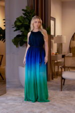 VESTIDO COMPRIDO PLISSADO DEGRADÉ COM CORDÃO LANÇA PERFUME