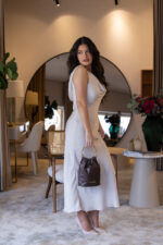 VESTIDO MIDI CHAMPANHE COM DECOTE DRAPEADO E ARGOLA DOURADA PONTO CHIC