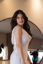 VESTIDO MIDI CHAMPANHE COM DECOTE DRAPEADO E ARGOLA DOURADA PONTO CHIC - Image 2