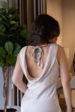 VESTIDO MIDI CHAMPANHE COM DECOTE DRAPEADO E ARGOLA DOURADA PONTO CHIC - Image 4