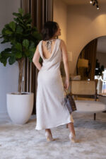 VESTIDO MIDI CHAMPANHE COM DECOTE DRAPEADO E ARGOLA DOURADA PONTO CHIC - Image 3