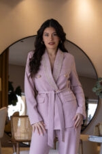 CONJUNTO ROSA COM BLAZER COM APLICAÇÕES EM LANTEJOULAS  PONTO CHIC - Image 2