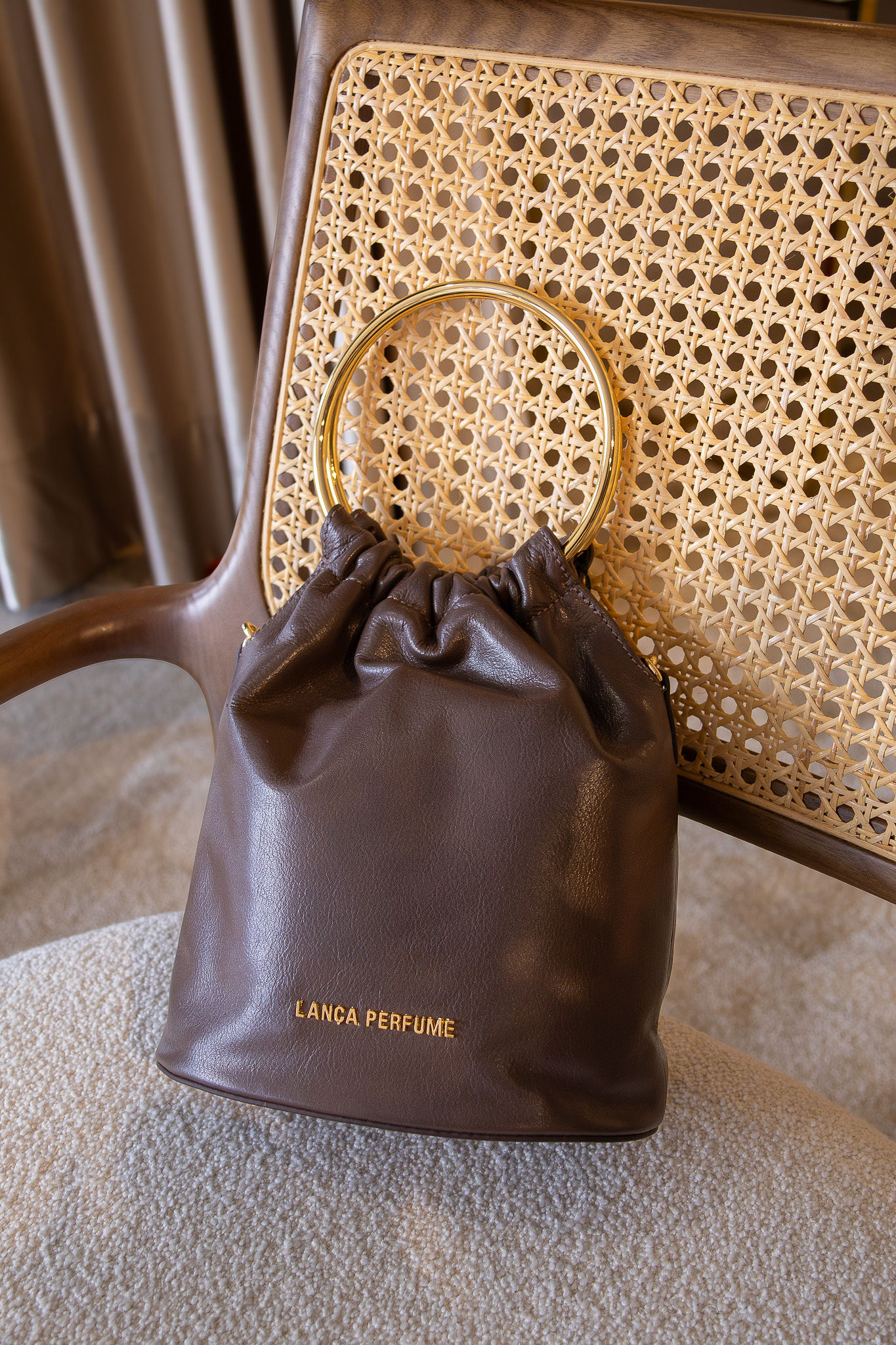 IMG_2132 MALA CASTANHA EM PELE COM ALÇA METÁLICA LANÇA PERFUME - Image 1