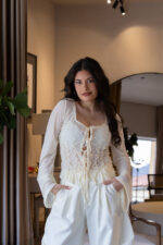 BLUSA DRAPEADA COM FRANZIDOS E ATILHAMENTO FRONTAL PONTO CHIC