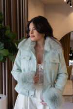 CASACO VERDE ÁGUA EM PELO REMOVÍVEL COM CINTURA AJUSTÁVEL PONTO CHIC