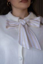 CARDIGAN DE MALHA CRU COM LAÇO E BOTÕES FORRADOS PONTO CHIC - Image 4