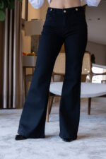 CALÇA DE GANGA FLARE PRETA COM BOTÕES DOURADOS PONTO CHIC