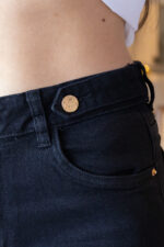 CALÇA DE GANGA FLARE PRETA COM BOTÕES DOURADOS PONTO CHIC - Image 3