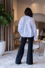 BLUSA BRANCA COM GOLA FRANZIDA E TIRAS PARA LAÇO PONTO CHIC - Image 4