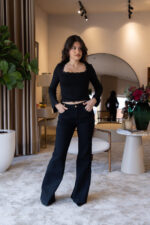 CALÇA DE GANGA FLARE PRETA COM BOTÕES DOURADOS PONTO CHIC - Image 2