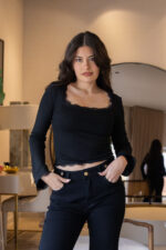 CALÇA DE GANGA FLARE PRETA COM BOTÕES DOURADOS PONTO CHIC - Image 2