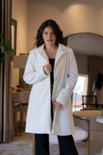 CASACO CRU COM LAPELA CLÁSSICA E BOTÕES DOURADOS PONTO CHIC - Image 5