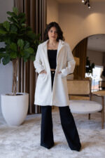 CASACO CRU COM LAPELA CLÁSSICA E BOTÕES DOURADOS PONTO CHIC