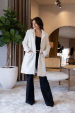 CASACO CRU COM LAPELA CLÁSSICA E BOTÕES DOURADOS PONTO CHIC - Image 2