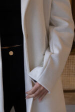 CASACO CRU COM LAPELA CLÁSSICA E BOTÕES DOURADOS PONTO CHIC - Image 3