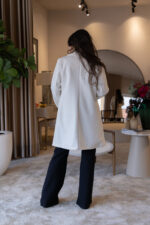 CASACO CRU COM LAPELA CLÁSSICA E BOTÕES DOURADOS PONTO CHIC - Image 4