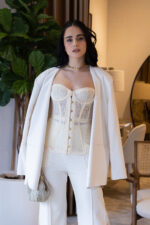 CORPETE BEGE EM RENDA COM TULE E AJUSTE EM TRESPASSE NAS COSTAS PONTO CHIC