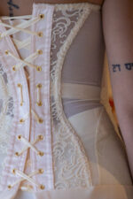 CORPETE BEGE EM RENDA COM TULE E AJUSTE EM TRESPASSE NAS COSTAS PONTO CHIC - Image 5