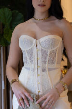 CORPETE BEGE EM RENDA COM TULE E AJUSTE EM TRESPASSE NAS COSTAS PONTO CHIC - Image 4