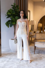 CORPETE BEGE EM RENDA COM TULE E AJUSTE EM TRESPASSE NAS COSTAS PONTO CHIC - Image 2