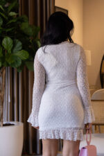 VESTIDO CURTO BRANCO TEXTURIZADO COM DECOTE EM V PONTO CHIC - Image 5