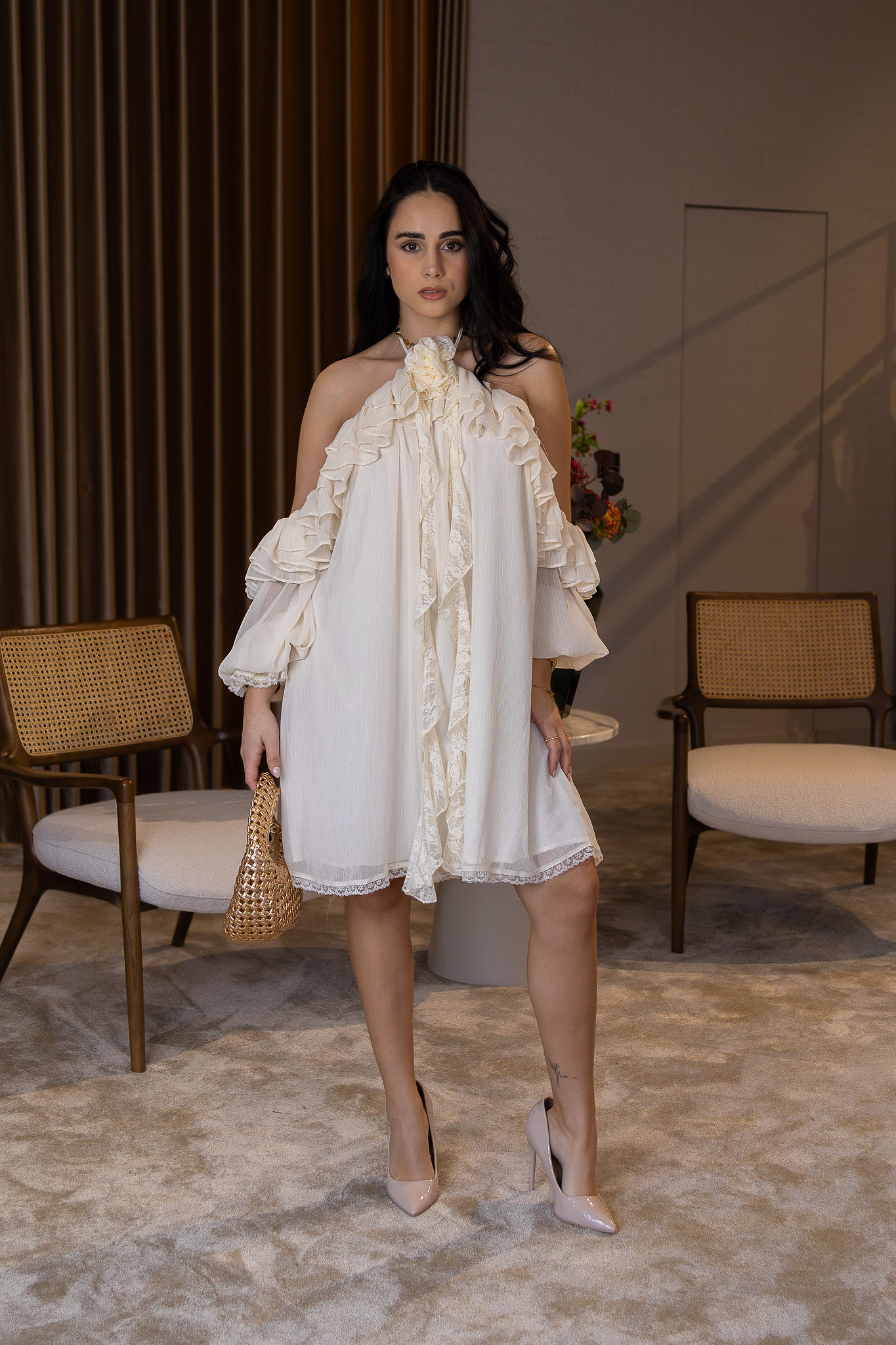 IMG_2453 VESTIDO FLUIDO CREME COM FOLHOS OMBRO DESCOBERTO PONTO CHIC - Image 1