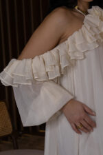 VESTIDO FLUIDO CREME COM FOLHOS OMBRO DESCOBERTO PONTO CHIC - Image 5