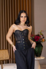 CORPETE PRETO EM RENDA COM TULE E AJUSTE EM TRESPASSE NAS COSTAS PONTO CHIC - Image 3