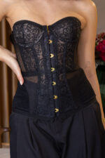 CORPETE PRETO EM RENDA COM TULE E AJUSTE EM TRESPASSE NAS COSTAS PONTO CHIC - Image 4