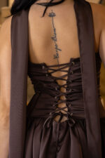 VESTIDO CURTO CASTANHO COM LAÇO NO PESCOÇO PONTO CHIC - Image 6