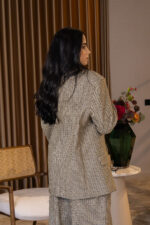 BLAZER XADREZ COM ABOTOAMENTO EM FORMA DE TRESPASSE PONTO CHIC - Image 4