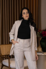 CONJUNTO BEGE BLAZER E CALÇA ALFAIATARIA PONTO CHIC - Image 3