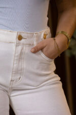 CALÇA DE GANGA FLARE CRU COM BOTÕES DOURADOS PONTO CHIC - Image 5
