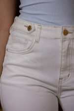 CALÇA DE GANGA FLARE CRU COM BOTÕES DOURADOS PONTO CHIC - Image 6