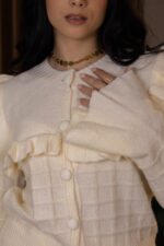 CASACO DE MALHA BRANCO COM FOLHOS E TEXTURA PONTO CHIC - Image 4