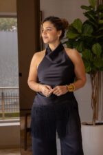 TOP PRETO COM DECOTE DRAPEADO E FRANJAS IMPERIAL - Image 2