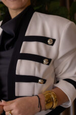 BLAZER CURTO COM DETALHES CONTRASTANTES IMPERIAL - Image 3