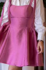 VESTIDO CURTO ROSA ACETINADO COM ALÇAS DE LAÇO PONTO CHIC - Image 4