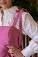 VESTIDO CURTO ROSA ACETINADO COM ALÇAS DE LAÇO PONTO CHIC - Image 5