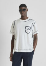 T SHIRT BRANCA COM PADRÃO TRAÇO GRÁFICO ANTONY MORATO