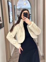 CASACO CURTO EM PÊLO COM APLICAÇÃO JOIA BEGE  PONTO CHIC - Image 2