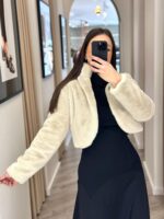 CASACO CURTO EM PÊLO COM APLICAÇÃO JOIA BEGE  PONTO CHIC