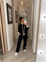 CONJUNTO PRETO E BEGE COM CAPUZ E FAIXAS LATERAIS PONTO CHIC - Image 6