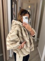 CASACO/CAPA BEGE EM PÊLO COM FECHO PONTO CHIC - Image 2