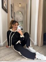 CONJUNTO PRETO E BEGE COM CAPUZ E FAIXAS LATERAIS PONTO CHIC - Image 4