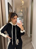 CONJUNTO PRETO E BEGE COM CAPUZ E FAIXAS LATERAIS PONTO CHIC - Image 5