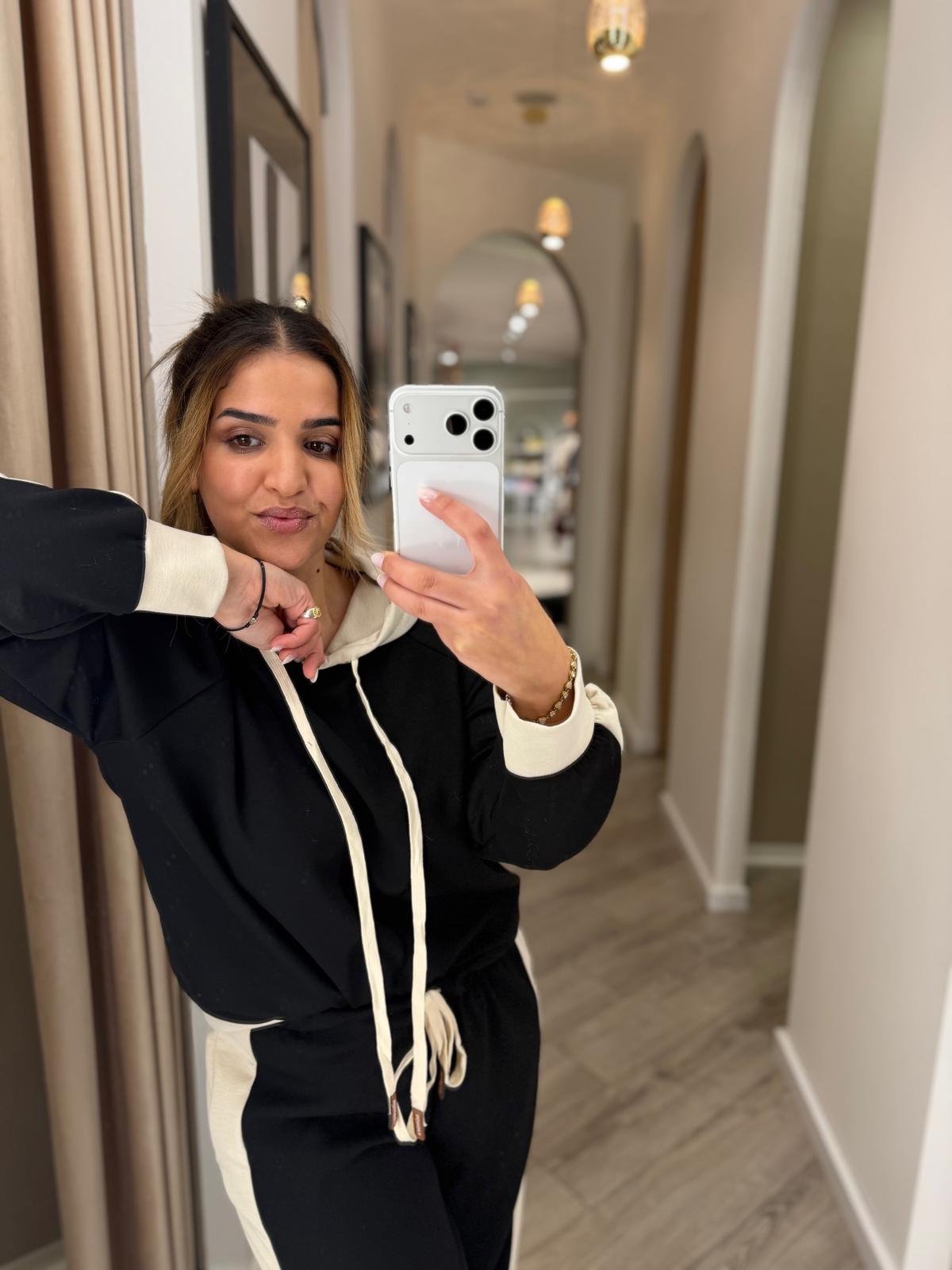 WhatsApp Image 2026-01-19 at 20.46.00 CONJUNTO PRETO E BEGE COM CAPUZ E FAIXAS LATERAIS PONTO CHIC - Image 1