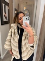 CASACO/CAPA BEGE EM PÊLO COM FECHO PONTO CHIC